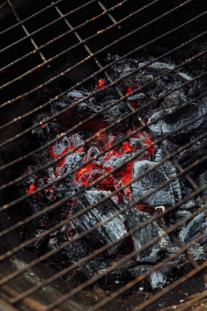 carbon prendido en un asador