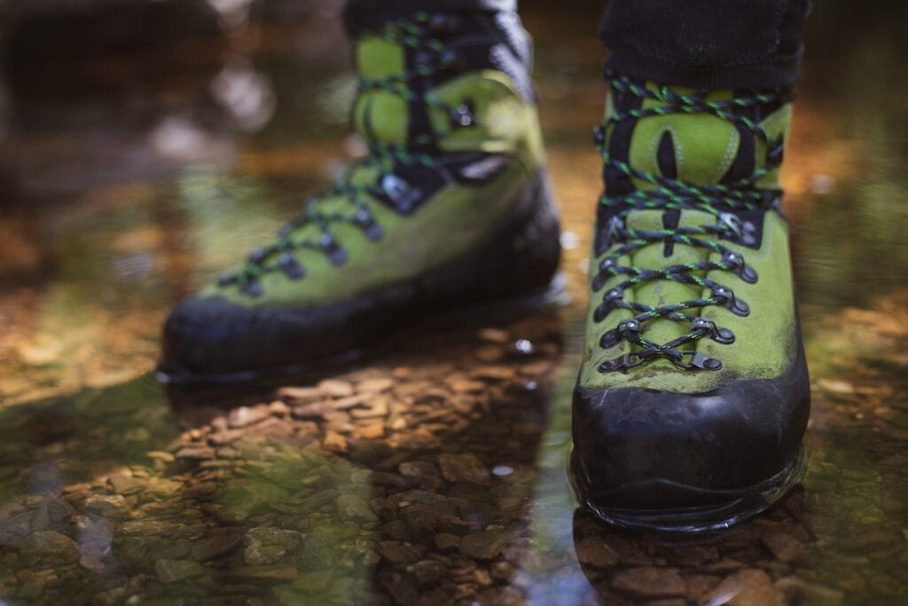 botas de senderismo sobre una una capa de agua superficial en el exterior