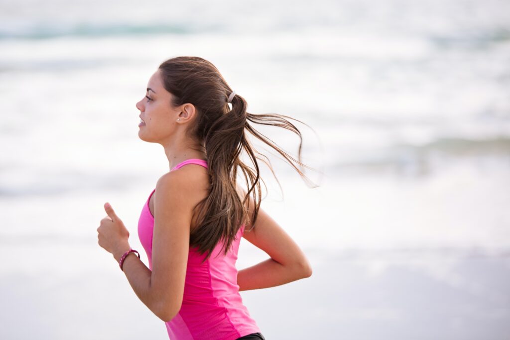 mujer con top rosa corriendo