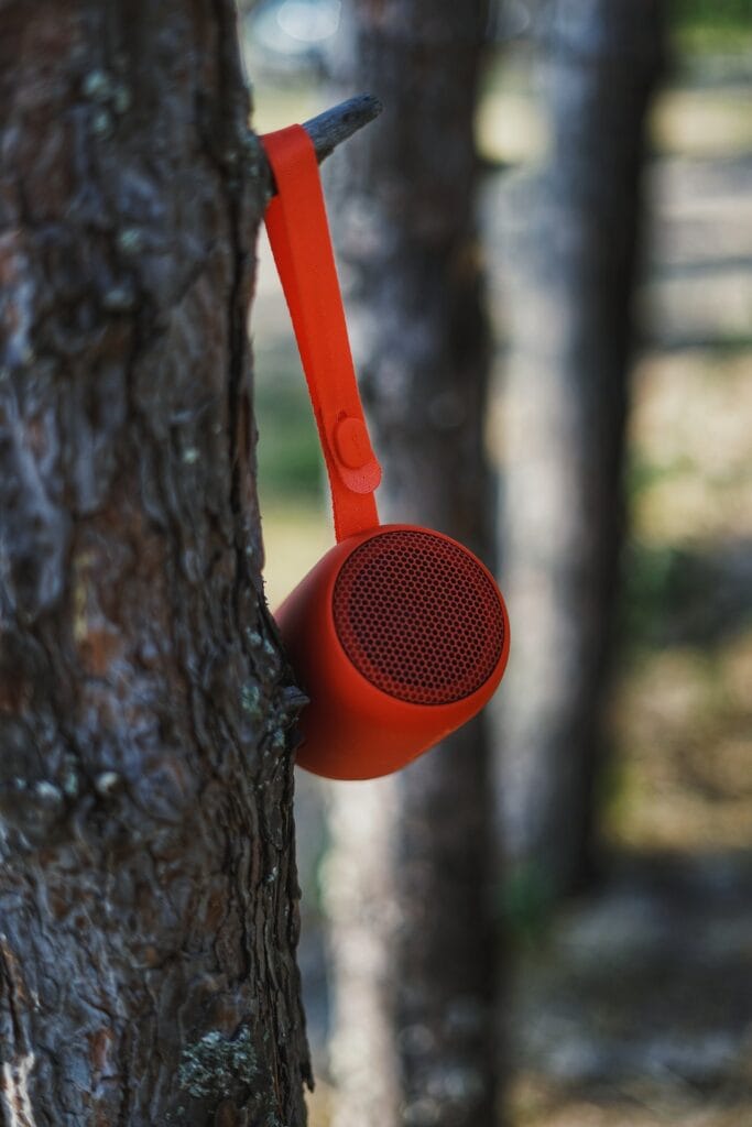 bocina roja colgada sobre arbol